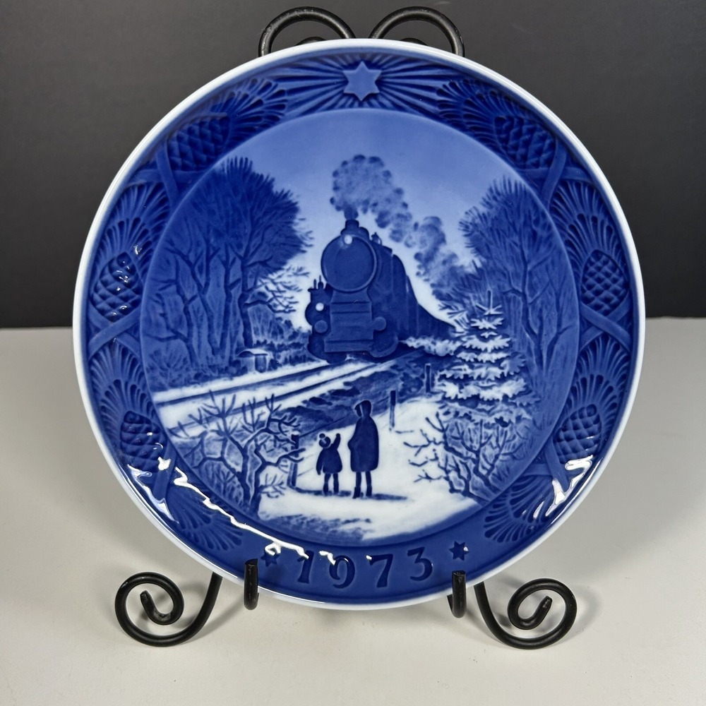 Vintage 1973 Royal Copenhagen annual Christmas collection plate "Going Home''